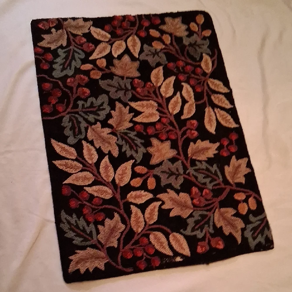 Crate & Barrel (#1) Woodland Handhooked rug- 24 x 36 inches